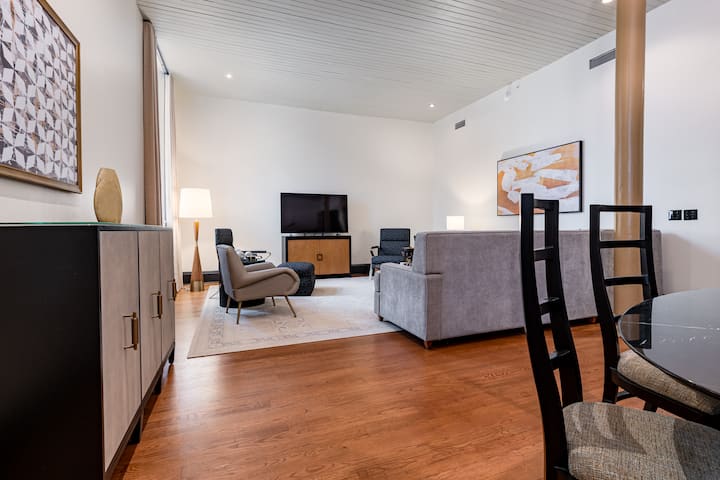 Насладете се на величието на високите тавани и историческата архитектура, включващи открити тухлени и реставрирани колони в тази просторна жилищна зона.