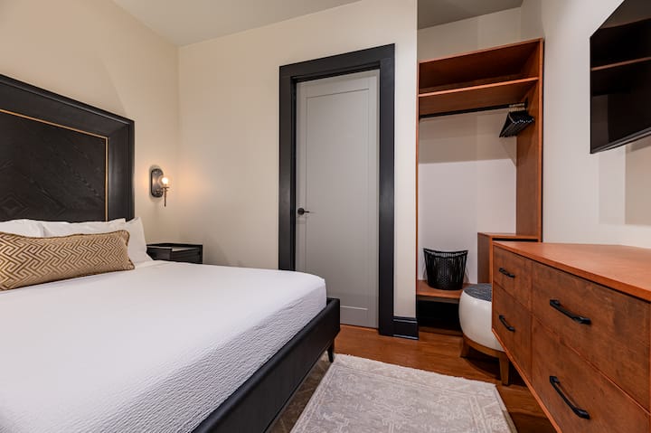 Спалня 1 - двойно легло с вграден гардероб и плоскоекранен телевизор.