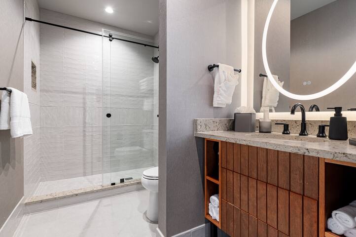 4BR Incredible Group Penthouse + Private Patio gallery image 5