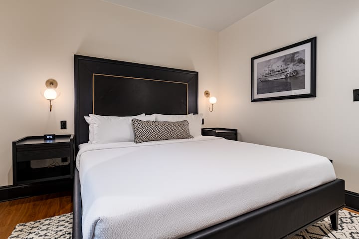 Quarto 3 - Cama king com guarda-roupa embutido, TV de tela plana e banheiro privativo.