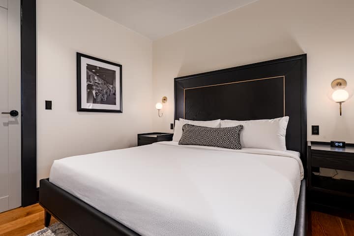 Quarto 3 - Cama king com guarda-roupa embutido, TV de tela plana e banheiro privativo.