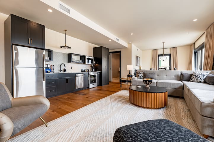 4BR Incredible Penthouse + Patio | Mayfair Hotel