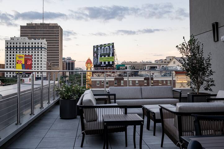 4BR Exclusive Downtown Penthouse | The Mayfair gallery image 3