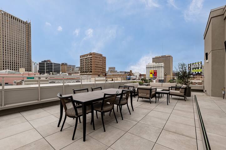 4BR Exclusive Downtown Penthouse | The Mayfair gallery image 4