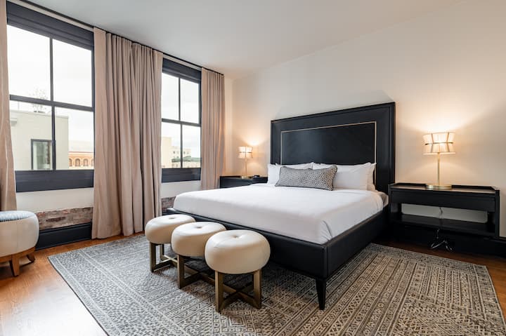 Chumba cha 1 cha kulala - Kitanda aina ya King kilicho na kabati la nguo lililojengwa ndani na televisheni ya skrini ba