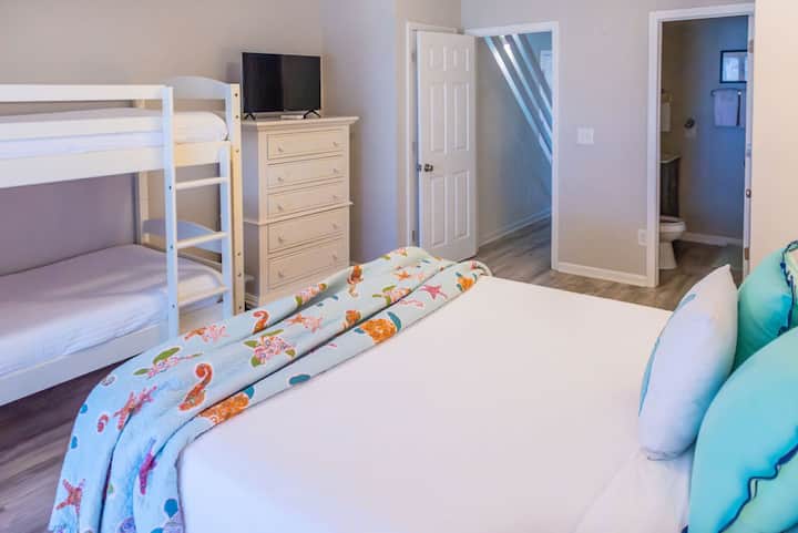 Chumba cha 2 cha kulala na Queen na Twin Bunks