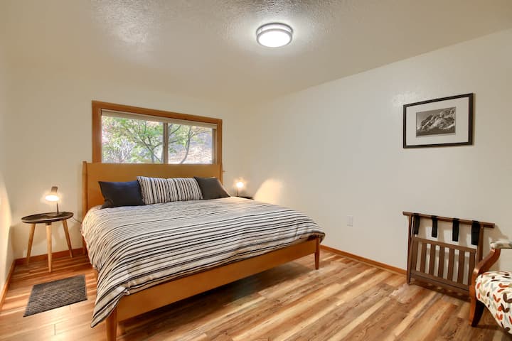 سرير كبير في الطابق السفلي