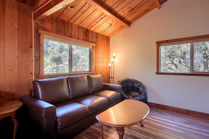 أريكة مع سرير نوم في الطابق العلوي