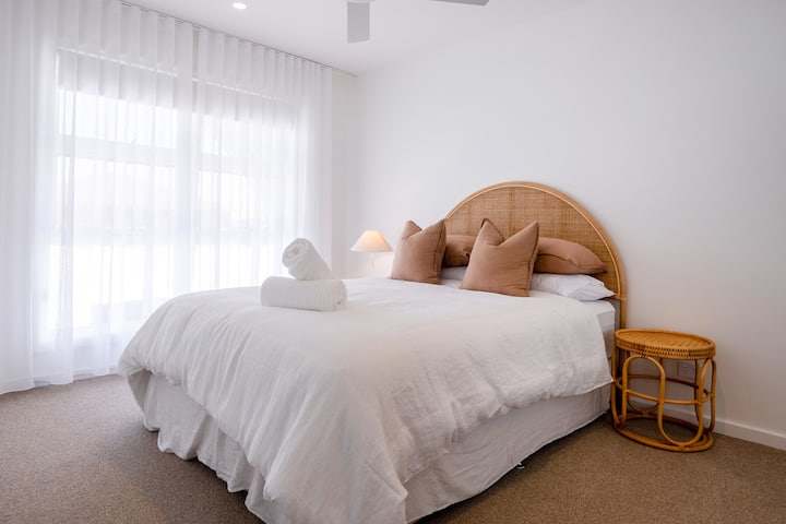 Camera da letto 2 con letto a due piazze, armadio e ventilatore a soffitto.