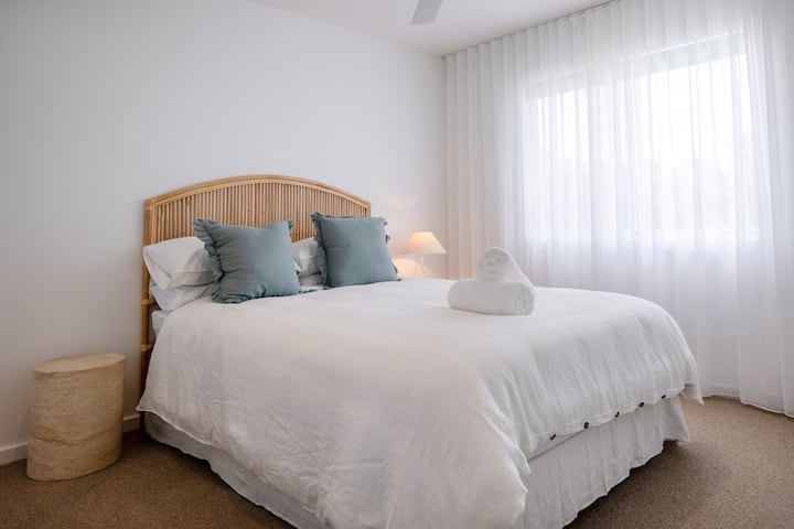 Camera da letto 3 con letto a due piazze, armadio e ventilatore a soffitto.