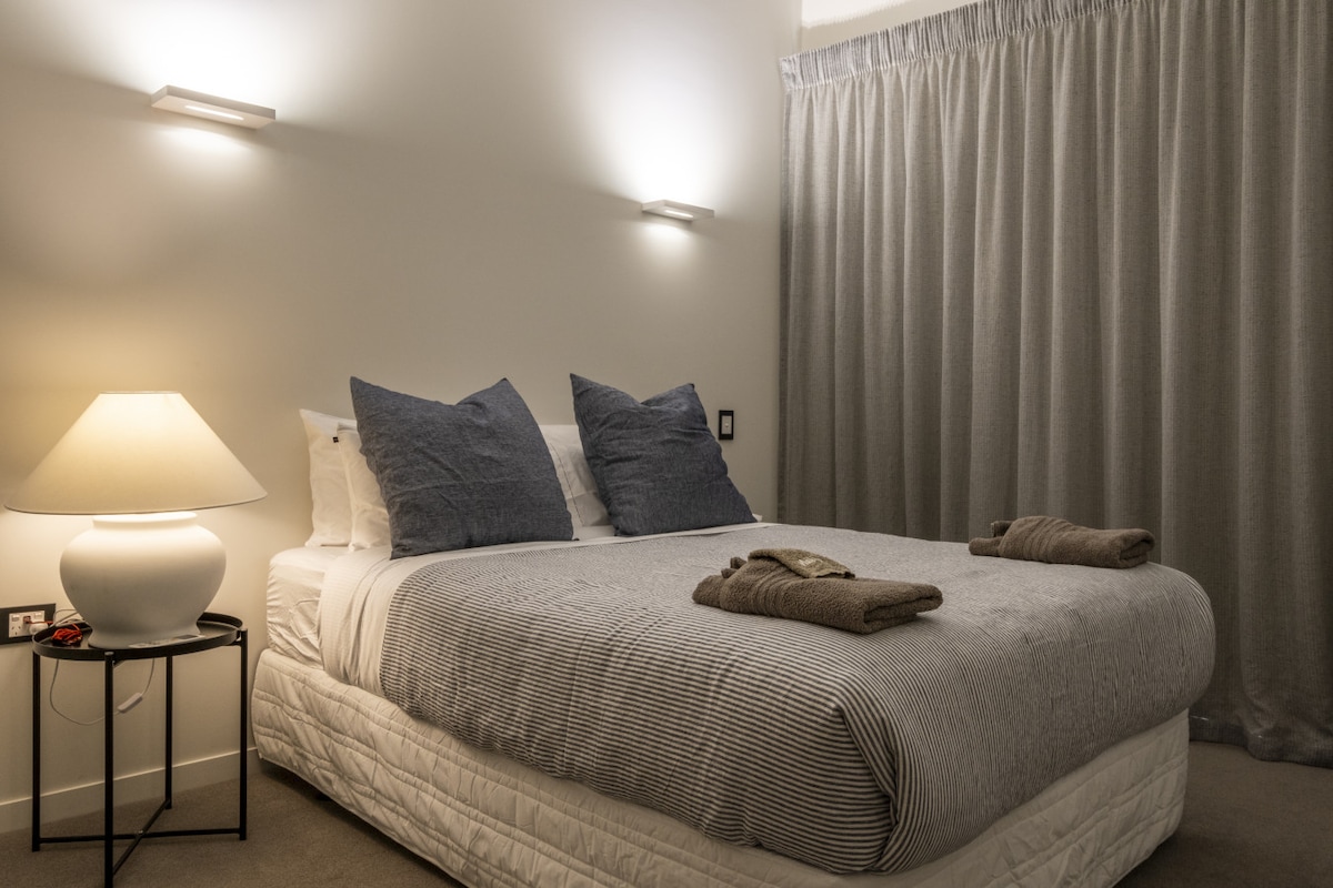 Queen bed in the master bedroom on the 2nd floor