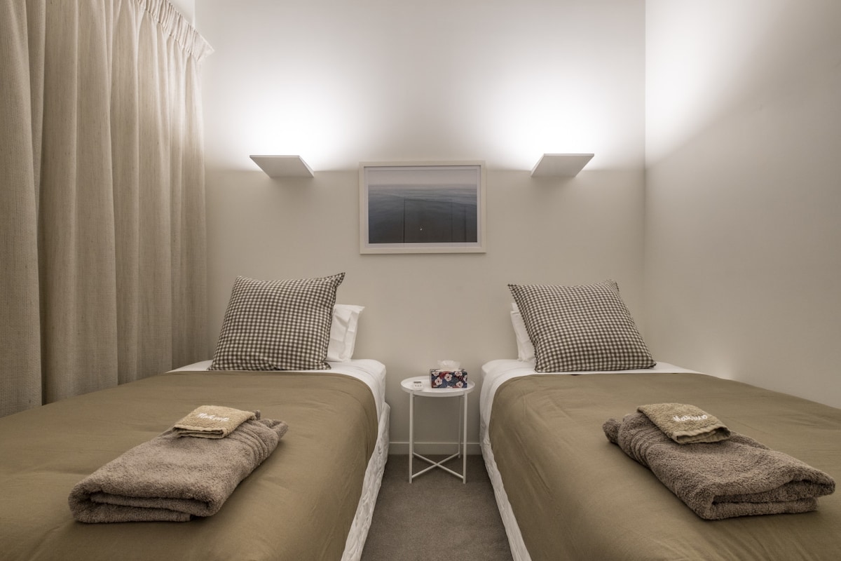 Double room with two king single beds and a heat pump in the 2nd floor