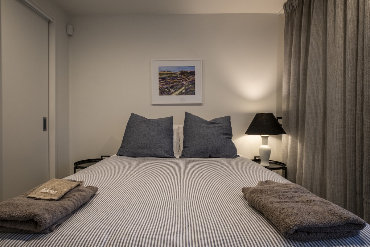 Queen bed in the Ground floor bedroom