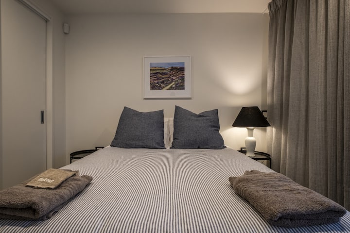 Queen bed in the Ground floor bedroom