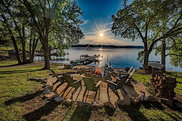 Beach/Lakefront/Hot Tub/Sauna/Fire Pit