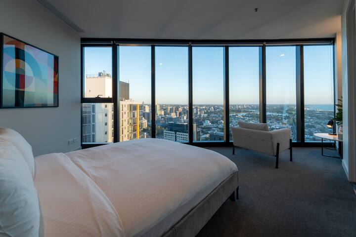 40th Floor Penthouse with Gorgeous 180° City Views gallery image 3