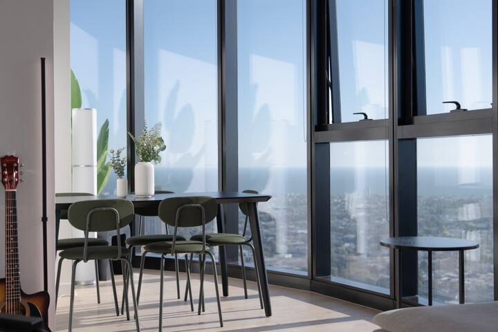 40th Floor Penthouse with Gorgeous 180° City Views gallery image 2
