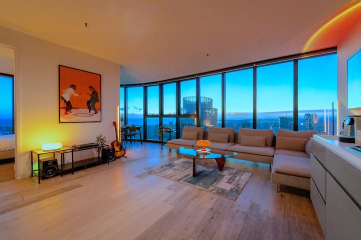 40th Floor Penthouse with Gorgeous 180° City Views