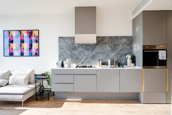 40th Floor Penthouse with Gorgeous 180° City Views gallery image 4