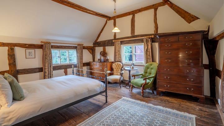 1号卧室有一张加大双人床