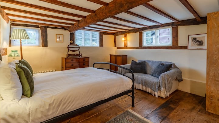 一楼的4号卧室有一张加大双人床