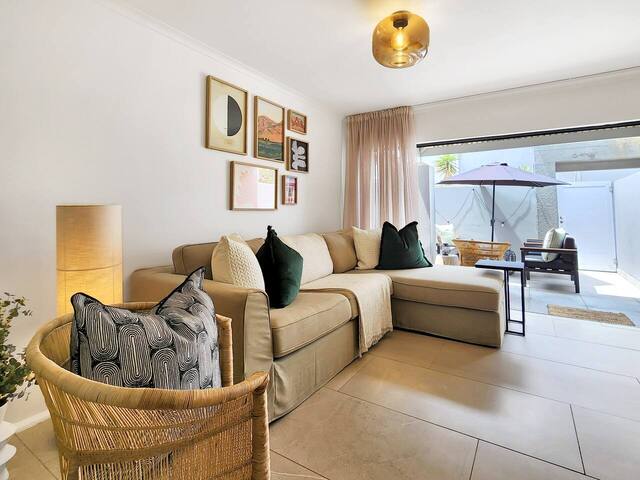 Stunning Designer Duplex Apartment In De Waterkant gallery image 4