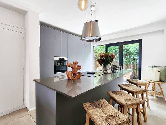 Stunning Designer Duplex Apartment In De Waterkant gallery image 2