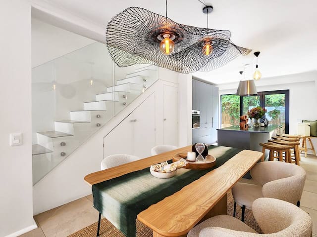 Stunning Designer Duplex Apartment In De Waterkant gallery image 5