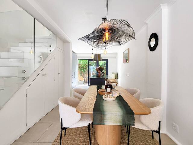 Stunning Designer Duplex Apartment In De Waterkant gallery image 3