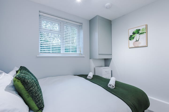 Ორადგილიანი საძინებელი ახალი მწვანე და თეთრი აქცენტებით.

