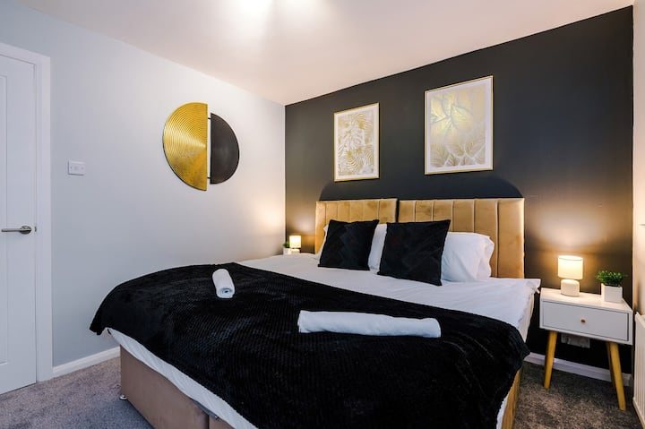 Სიმწვანის შტრიხებს ბუნება შენობაში მოაქვს.

