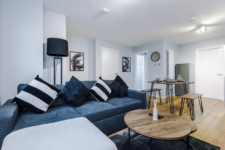 Დაისვენეთ ამ დახვეწილ ზოლებიან დივანზე.