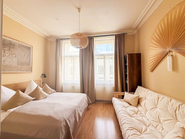 Radost Suite – 3BDR by Main Train Station 42