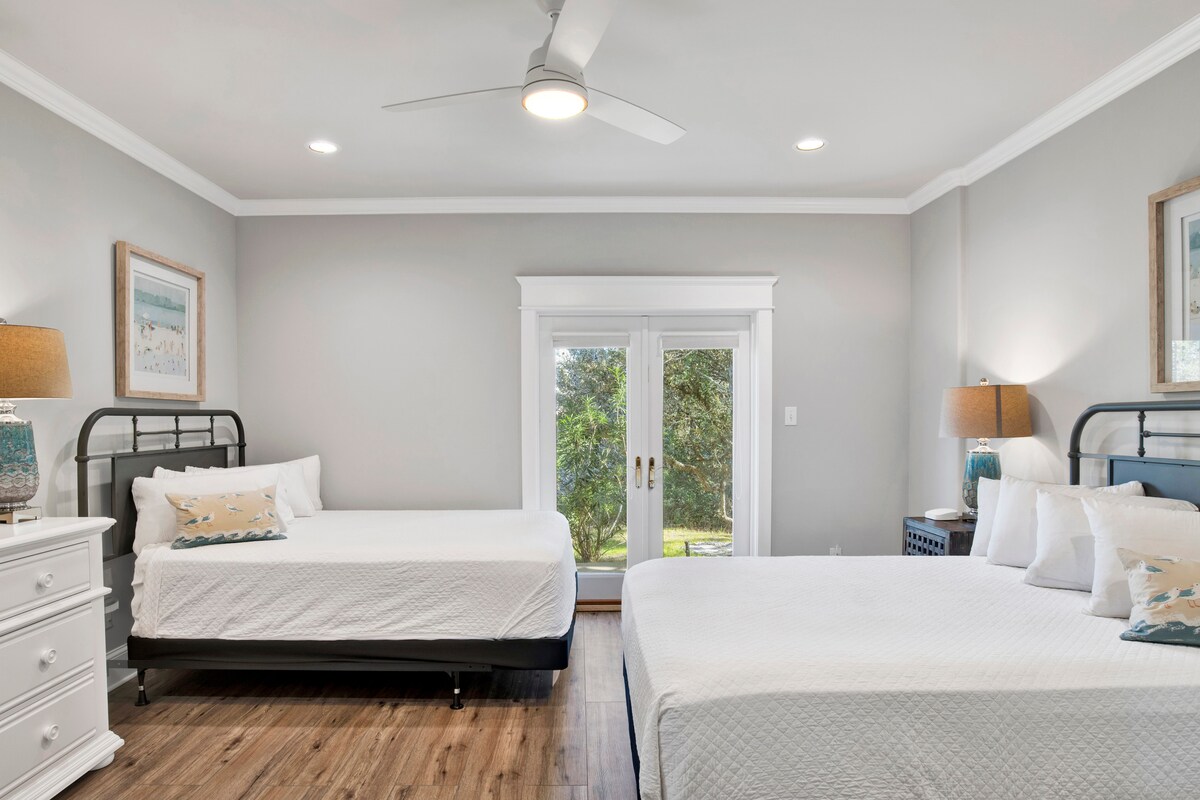 Slaapkamer 1 heeft toegang tot de patio en een eigen badkamer