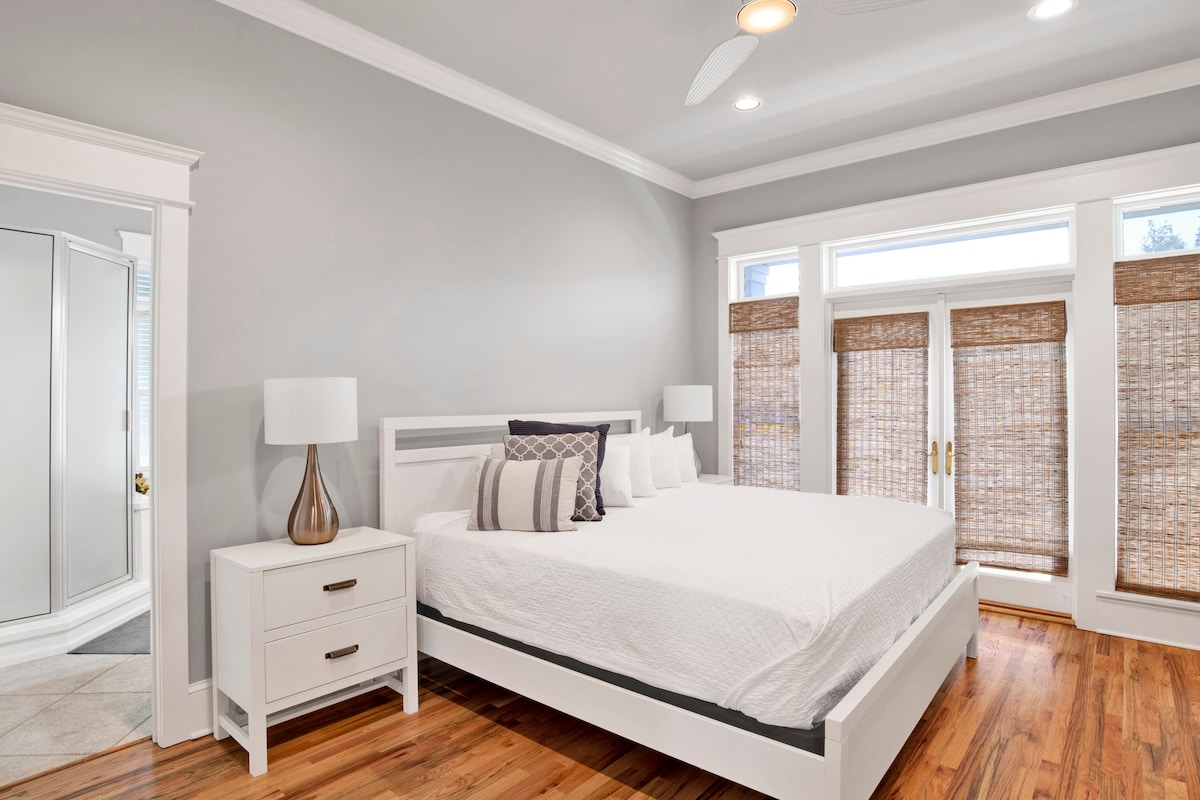 2e verdieping slaapkamer 2 (Master) met een kingsize bed