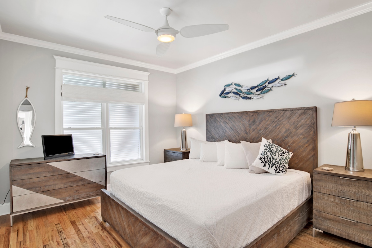 3e verdieping zuid slaapkamer 4 met een kingsize bed, tv, toegang tot balkon en een eigen badkamer