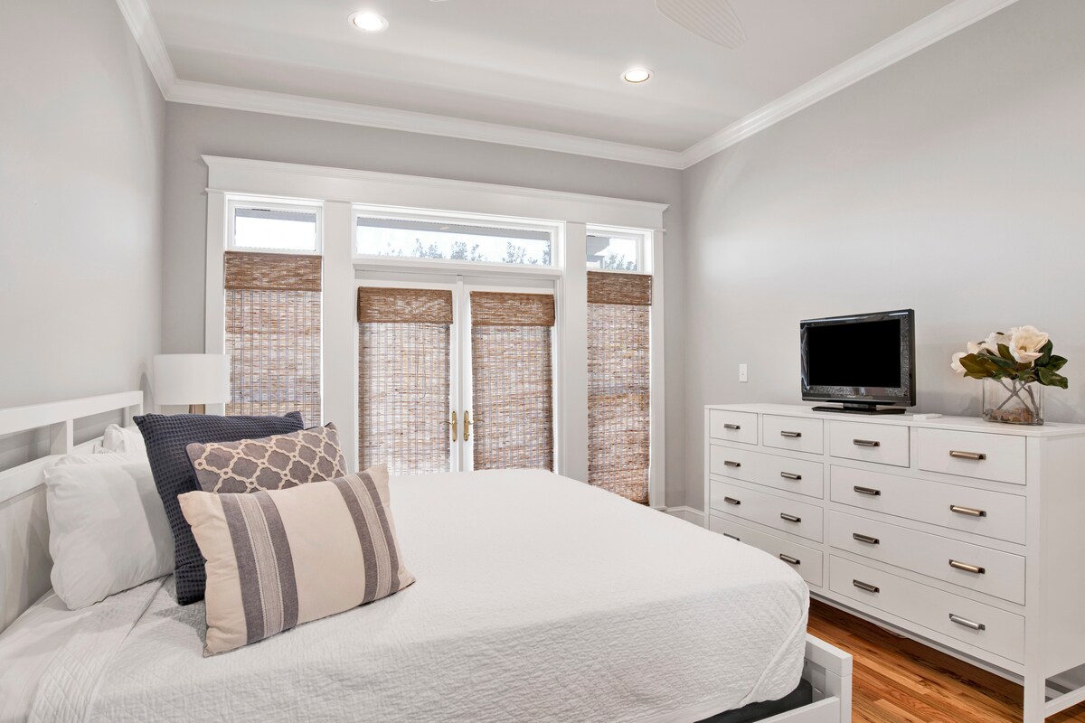 2e verdieping (master) slaapkamer 2 heeft een tv, een eigen balkon en badkamer