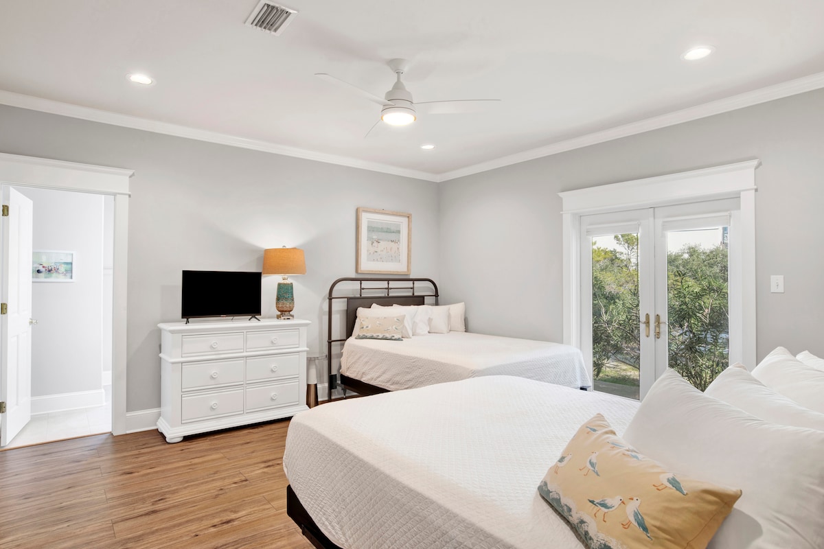 1e verdieping Slaapkamer 1 voor 4 personen in 2 queensize bedden en heeft een tv