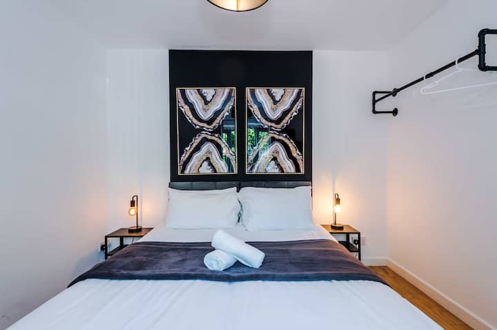 غرفة نوم هادئة مع سرير مريح بحجم كوين وبياضات ناعمة ومساحة تخزين واسعة مصممة لقضاء ليالٍ مريحة وصباح مريح.