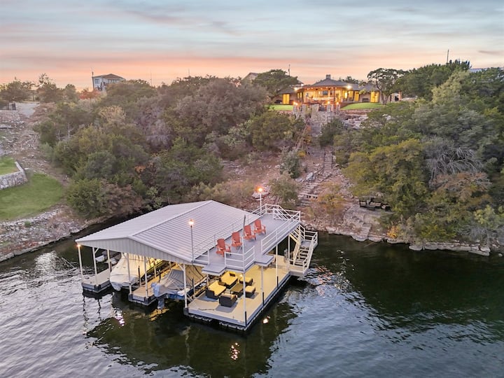 Lake Therapy: 5 Bedroom/ 5 Bath Home with Dock!