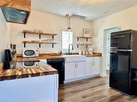 Close to Purina - Fully Fenced - No Cleaning Fee