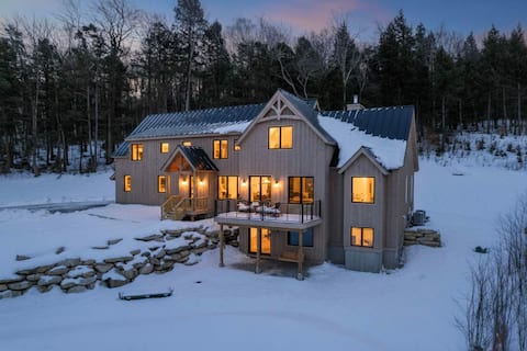 New 6-BR Luxury Home 6 Min from Stratton w/hot tub