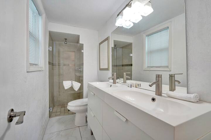 Seaside Beach House – Steps to the Sand gallery image 5