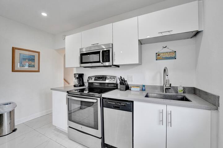 Seaside Beach House – Steps to the Sand gallery image 3