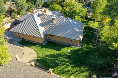 Game Room, Media Room & Pool: Luxe Villa in Craig!
