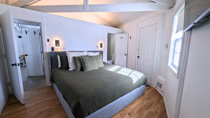 Chumba hiki maridadi cha kulala kina mwangaza uliowekwa ukutani, matandiko laini na mlango wa kujitegemea, kwa usiku wenye utulivu baada ya kugonga miteremko.