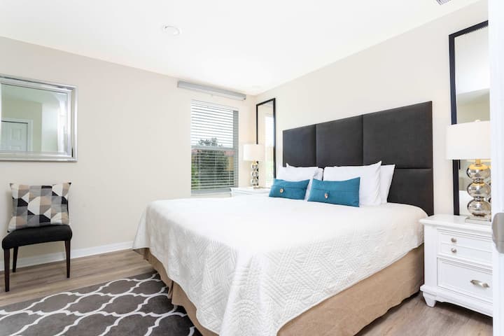 ✨ Dormitorio principal tamaño king: relájate en el lujo moderno dentro de nuestra elegante suite principal, cuidadosamente diseñada para el confort y la elegancia. Con ropa de cama tamaño king suave, decoración relajante y luz natural, es tu refugio perfecto después de un día lleno de diversión.