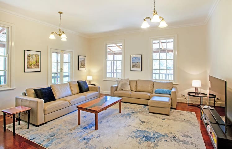 Rivendell House: Spacious retreat, pet friendly