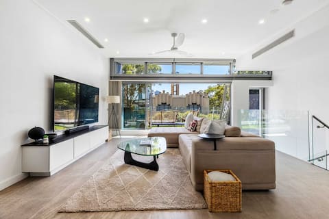 Top Airbnb: Beautiful House in Glebe with Two-Car Garage in Glebe