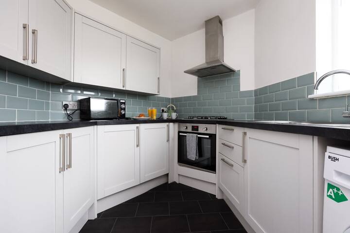 Cohost Partners Charming 3BR Haven Bristol gallery image 4